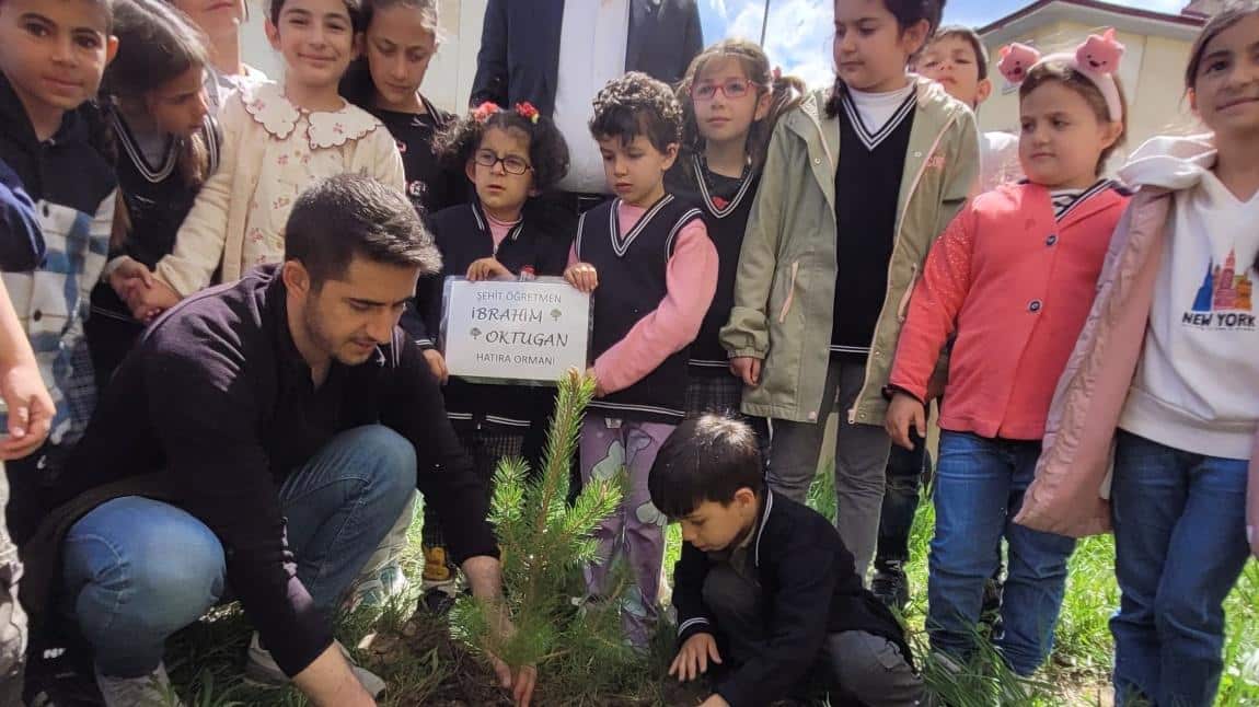 Okulumuzda, İbrahim OKTUGAN ve ahirete göçmüş diğer öğretmenlerimiz anısına fidan dikimi yapıldı.